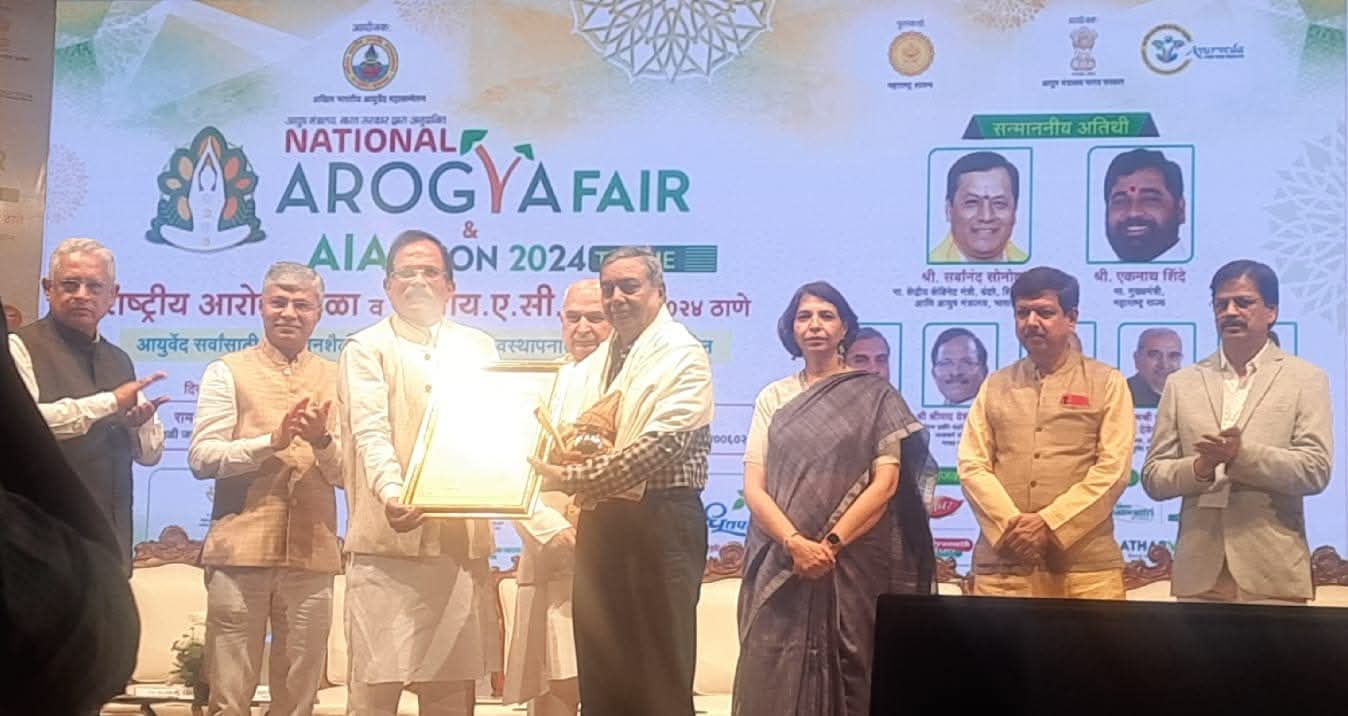 Dr. Laxmidutta Shukla receiving Arya Bhishak Award from Union Minister Shripad Yesso Naik at National Arogya Fair 2024 Thane