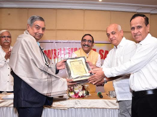 Dr. Laxmidutta Shukla receiving Lifetime Achievement Award from Mumbai Vaidya Sabha