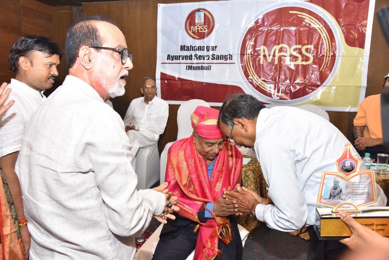 Dr. Laxmidutta Shukla receiving Ayurveda Tapasvi Puraskar from Mahanagar Ayurved Seva Sangh Mumbai